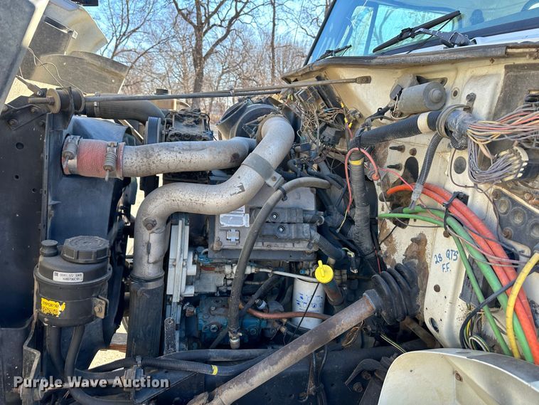 image for item DR7489 1999 International 4900  utility / service truck