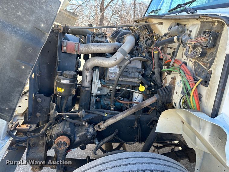 image for item DR7489 1999 International 4900  utility / service truck