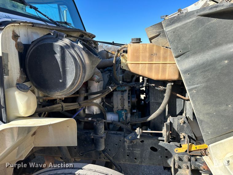 image for item DR7489 1999 International 4900  utility / service truck