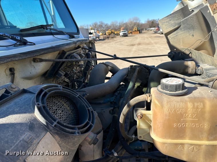 image for item DR7489 1999 International 4900  utility / service truck