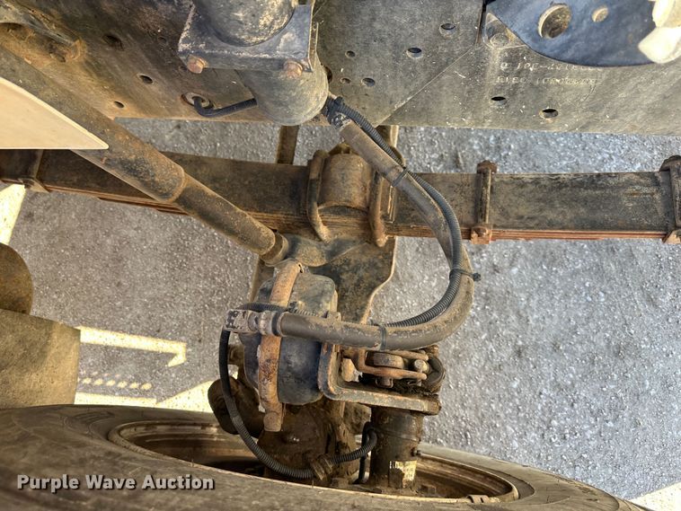 image for item DR7489 1999 International 4900  utility / service truck