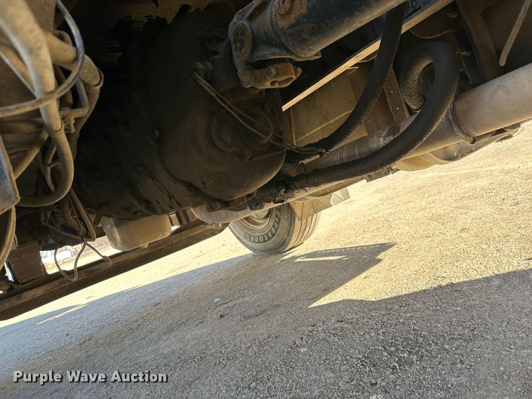 image for item DR7489 1999 International 4900  utility / service truck