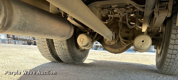 image for item DR7489 1999 International 4900  utility / service truck