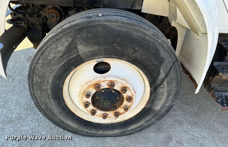 image for item DR7489 1999 International 4900  utility / service truck