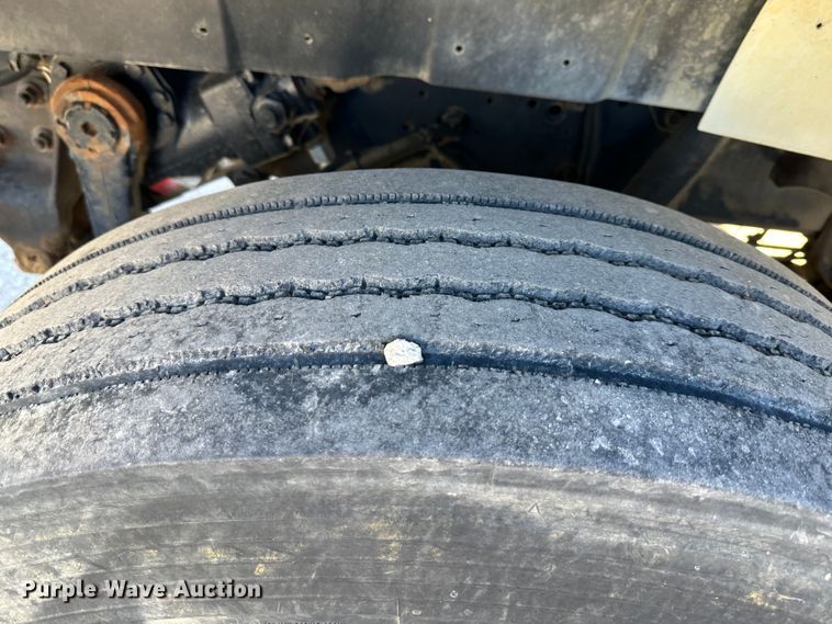 image for item DR7489 1999 International 4900  utility / service truck