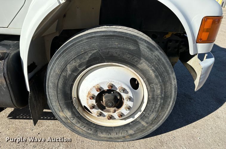 image for item DR7489 1999 International 4900  utility / service truck