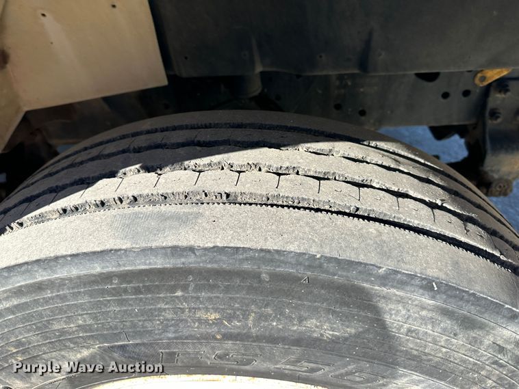 image for item DR7489 1999 International 4900  utility / service truck