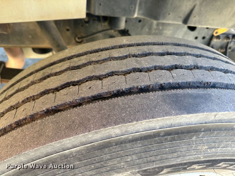 image for item DR7489 1999 International 4900  utility / service truck