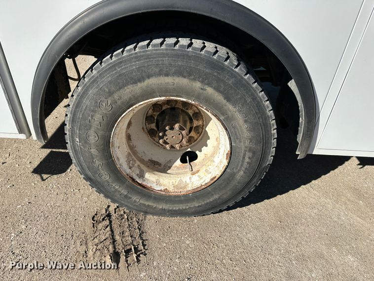 image for item DR7489 1999 International 4900  utility / service truck