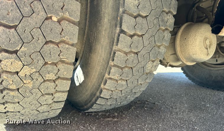 image for item DR7489 1999 International 4900  utility / service truck