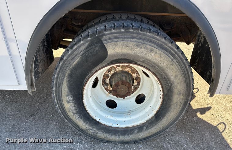 image for item DR7489 1999 International 4900  utility / service truck