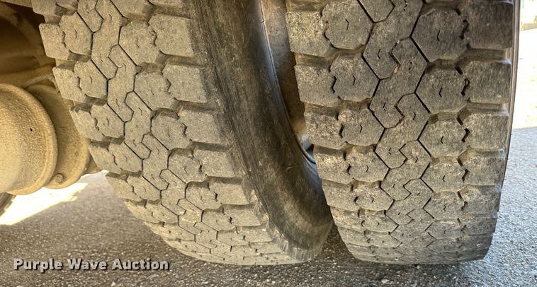 image for item DR7489 1999 International 4900  utility / service truck