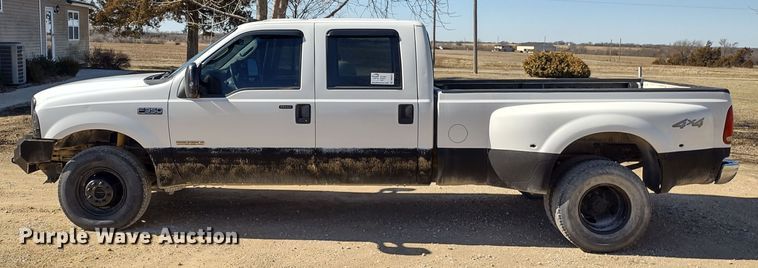 image for item DR8213 2004 Ford F350 Super Duty Lariat  Crew Cab pickup truck