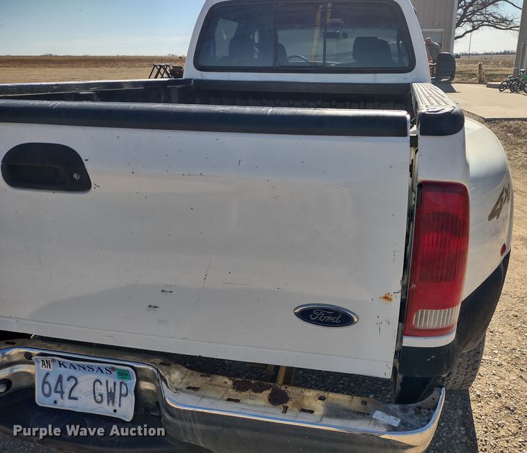 image for item DR8213 2004 Ford F350 Super Duty Lariat  Crew Cab pickup truck