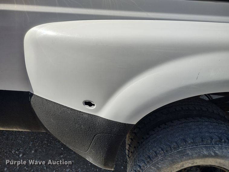 image for item DR8213 2004 Ford F350 Super Duty Lariat  Crew Cab pickup truck