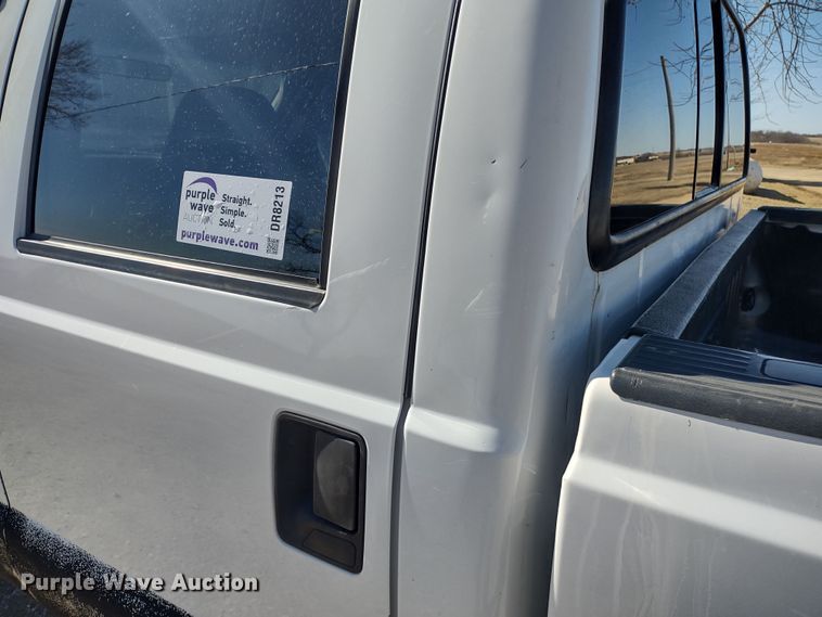 image for item DR8213 2004 Ford F350 Super Duty Lariat  Crew Cab pickup truck