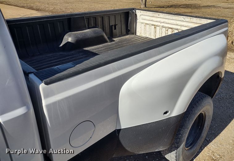 image for item DR8213 2004 Ford F350 Super Duty Lariat  Crew Cab pickup truck