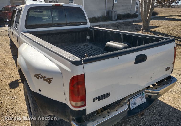 image for item DR8213 2004 Ford F350 Super Duty Lariat  Crew Cab pickup truck