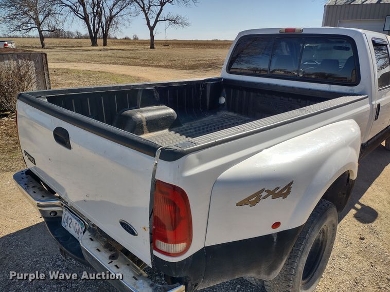 image for item DR8213 2004 Ford F350 Super Duty Lariat  Crew Cab pickup truck