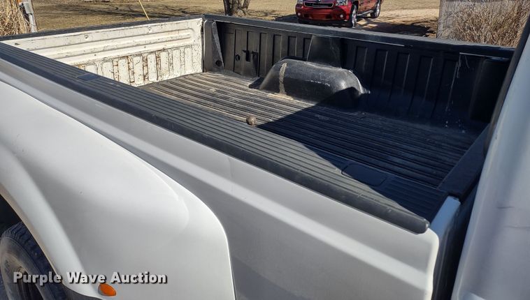 image for item DR8213 2004 Ford F350 Super Duty Lariat  Crew Cab pickup truck