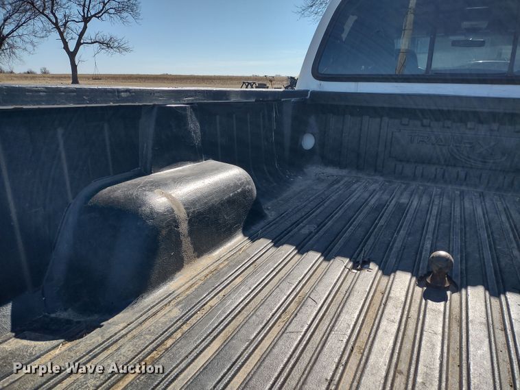 image for item DR8213 2004 Ford F350 Super Duty Lariat  Crew Cab pickup truck