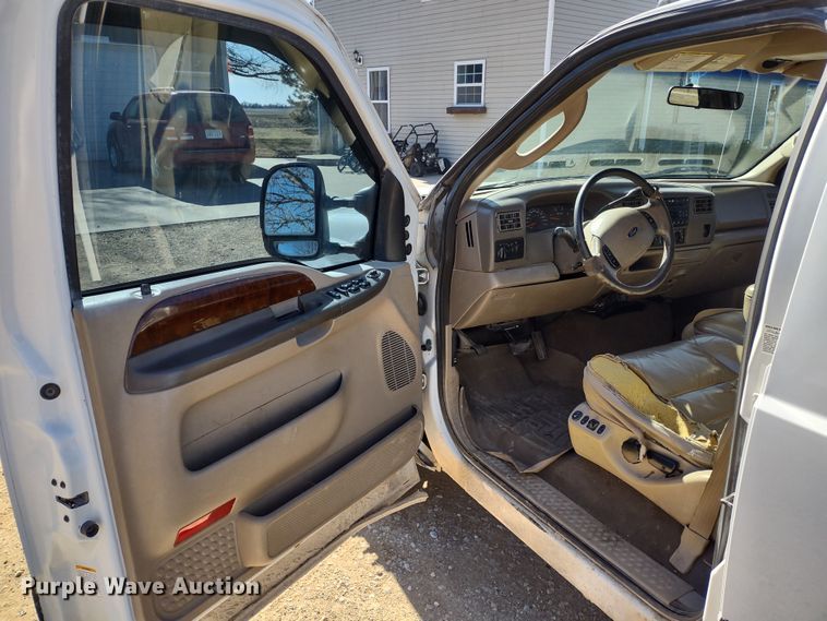 image for item DR8213 2004 Ford F350 Super Duty Lariat  Crew Cab pickup truck