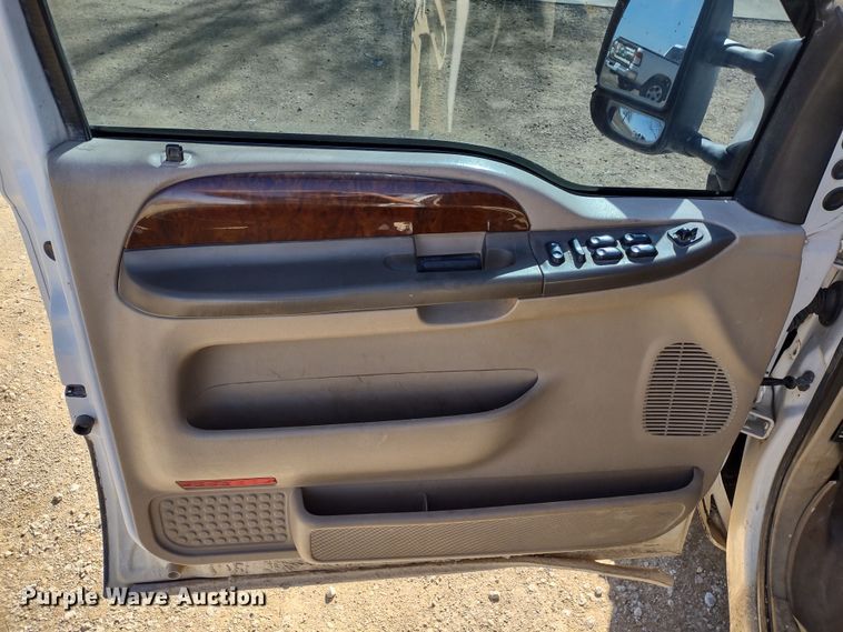 image for item DR8213 2004 Ford F350 Super Duty Lariat  Crew Cab pickup truck