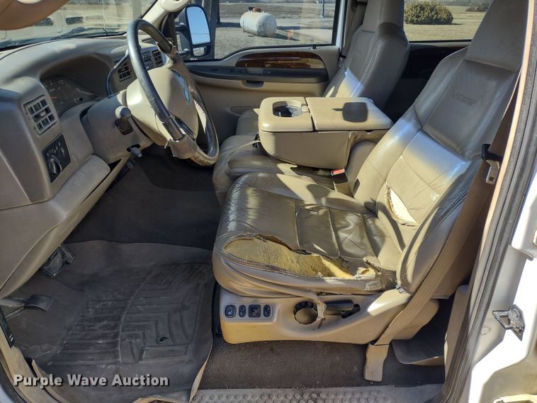 image for item DR8213 2004 Ford F350 Super Duty Lariat  Crew Cab pickup truck