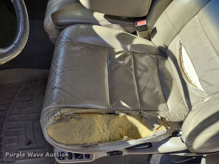 image for item DR8213 2004 Ford F350 Super Duty Lariat  Crew Cab pickup truck