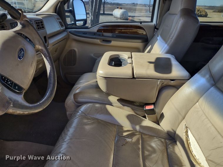 image for item DR8213 2004 Ford F350 Super Duty Lariat  Crew Cab pickup truck