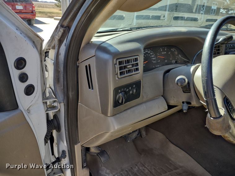 image for item DR8213 2004 Ford F350 Super Duty Lariat  Crew Cab pickup truck