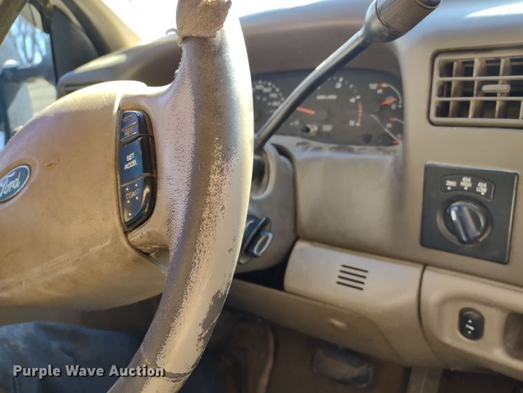 image for item DR8213 2004 Ford F350 Super Duty Lariat  Crew Cab pickup truck