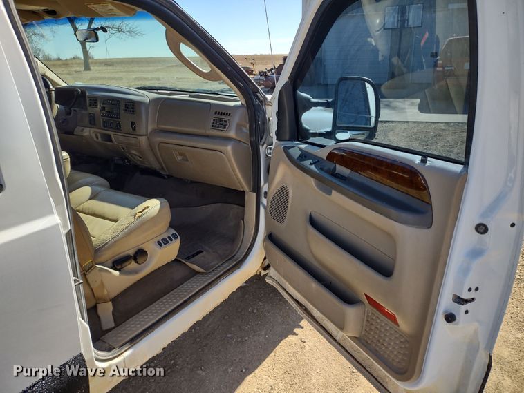 image for item DR8213 2004 Ford F350 Super Duty Lariat  Crew Cab pickup truck