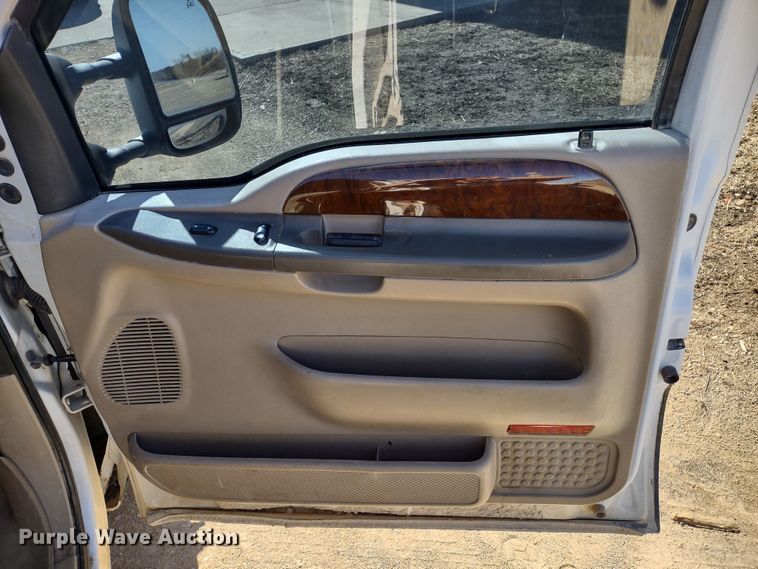 image for item DR8213 2004 Ford F350 Super Duty Lariat  Crew Cab pickup truck