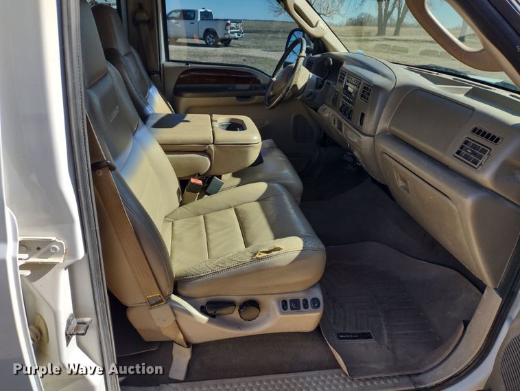 image for item DR8213 2004 Ford F350 Super Duty Lariat  Crew Cab pickup truck