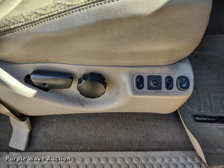 image for item DR8213 2004 Ford F350 Super Duty Lariat  Crew Cab pickup truck