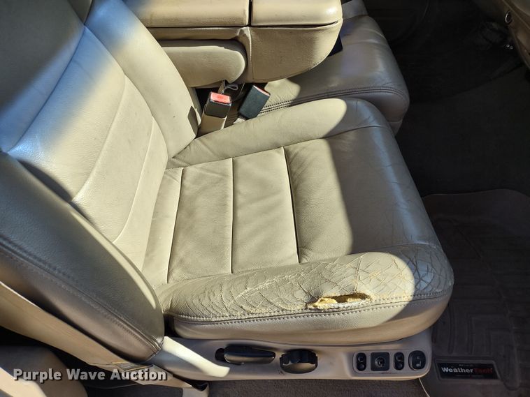 image for item DR8213 2004 Ford F350 Super Duty Lariat  Crew Cab pickup truck