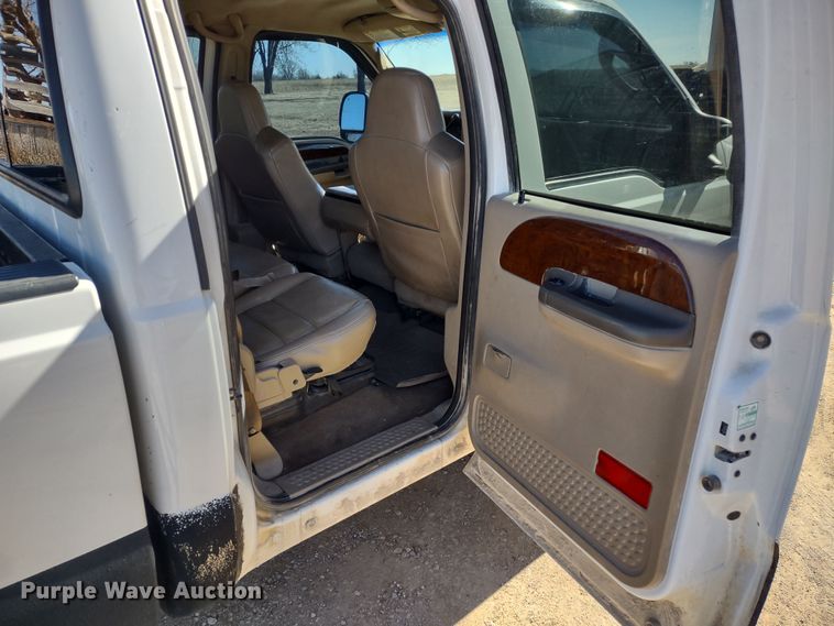 image for item DR8213 2004 Ford F350 Super Duty Lariat  Crew Cab pickup truck