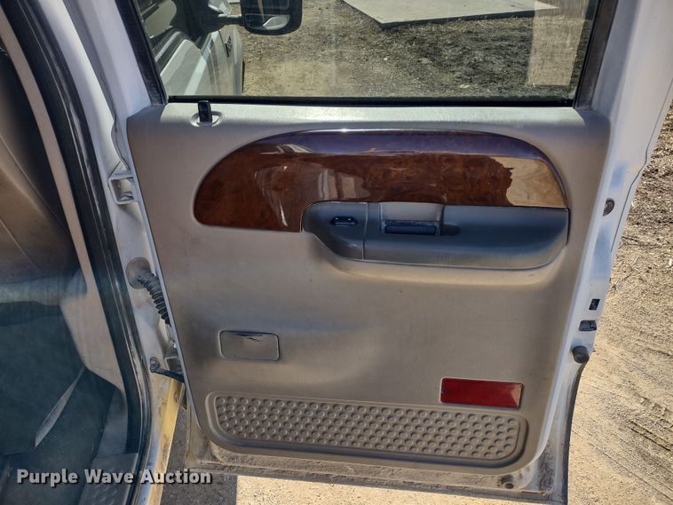 image for item DR8213 2004 Ford F350 Super Duty Lariat  Crew Cab pickup truck