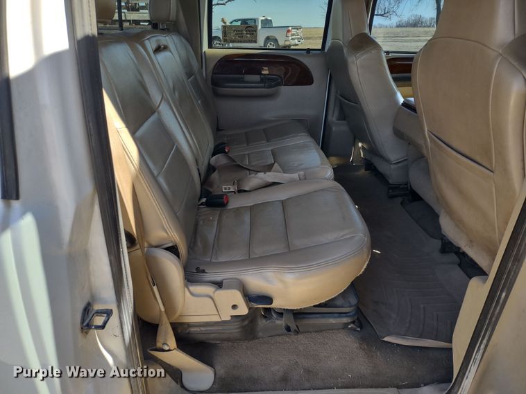 image for item DR8213 2004 Ford F350 Super Duty Lariat  Crew Cab pickup truck