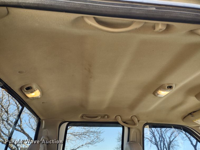 image for item DR8213 2004 Ford F350 Super Duty Lariat  Crew Cab pickup truck