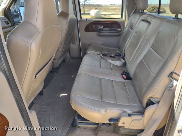 image for item DR8213 2004 Ford F350 Super Duty Lariat  Crew Cab pickup truck