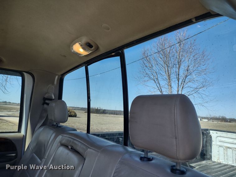 image for item DR8213 2004 Ford F350 Super Duty Lariat  Crew Cab pickup truck
