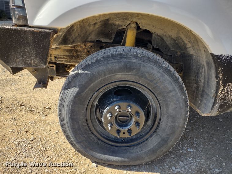 image for item DR8213 2004 Ford F350 Super Duty Lariat  Crew Cab pickup truck