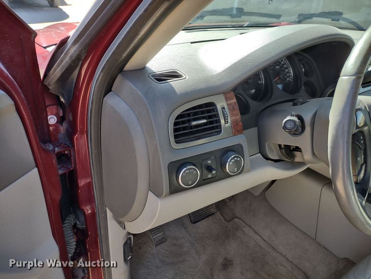 image for item DR8214 2007 Chevrolet Suburban LS 1500  SUV
