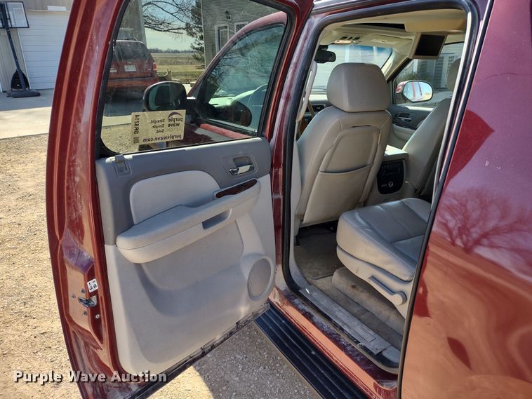 image for item DR8214 2007 Chevrolet Suburban LS 1500  SUV