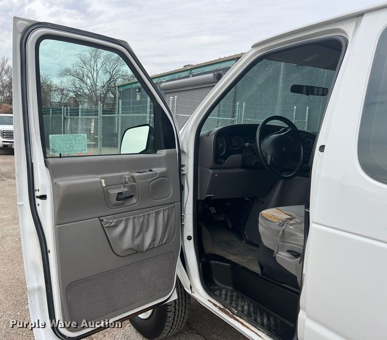 image for item DS2743 1999 Ford E350 Super Duty  van