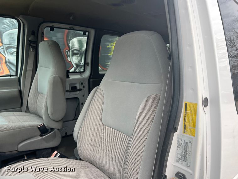 image for item DS2743 1999 Ford E350 Super Duty  van