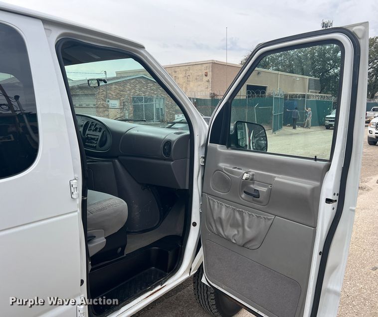 image for item DS2743 1999 Ford E350 Super Duty  van