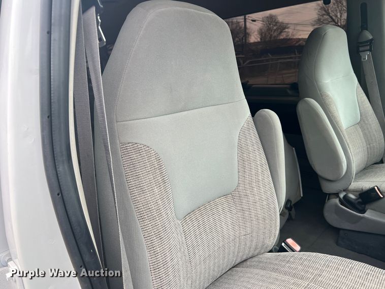 image for item DS2743 1999 Ford E350 Super Duty  van